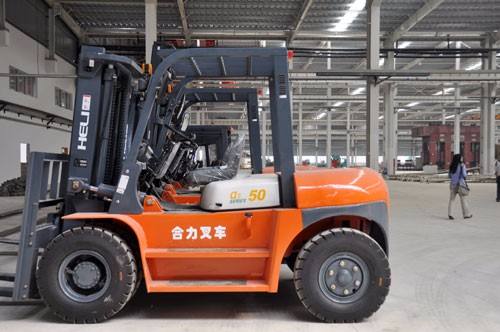 駕駛叉車前應(yīng)做好哪些準(zhǔn)備工作？